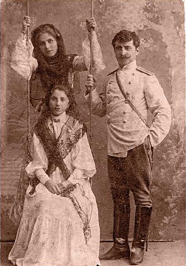 Назарбек Шарипов с родственницами