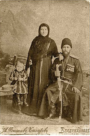 Джемалдин Шерипов, его супруга Арубика и дочь Айшат. 1903 г.