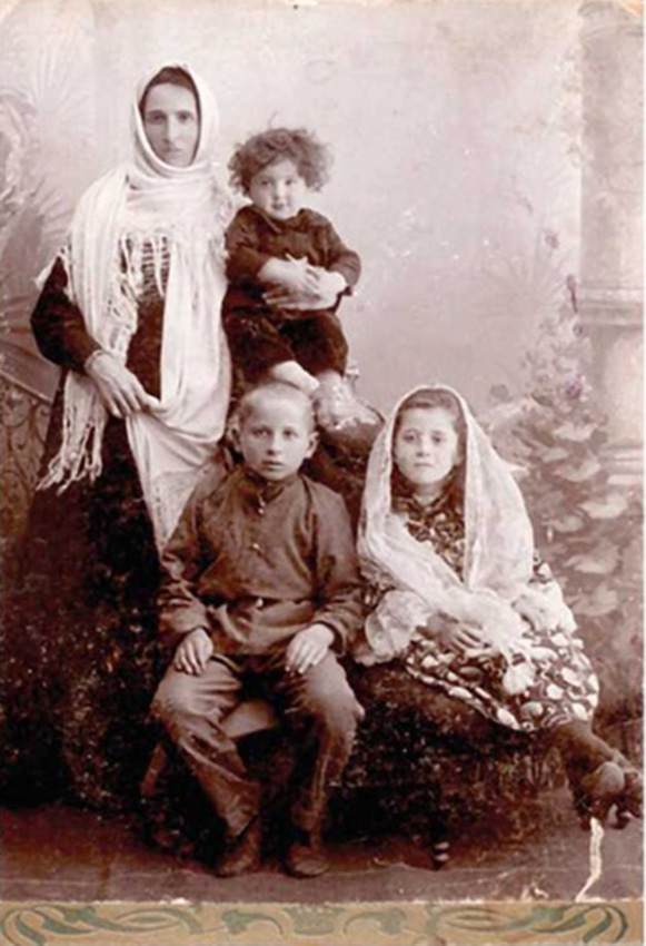 Арубика Шерипова, у нее на руках - Майрбек, сидят - Асланбек и Айшат