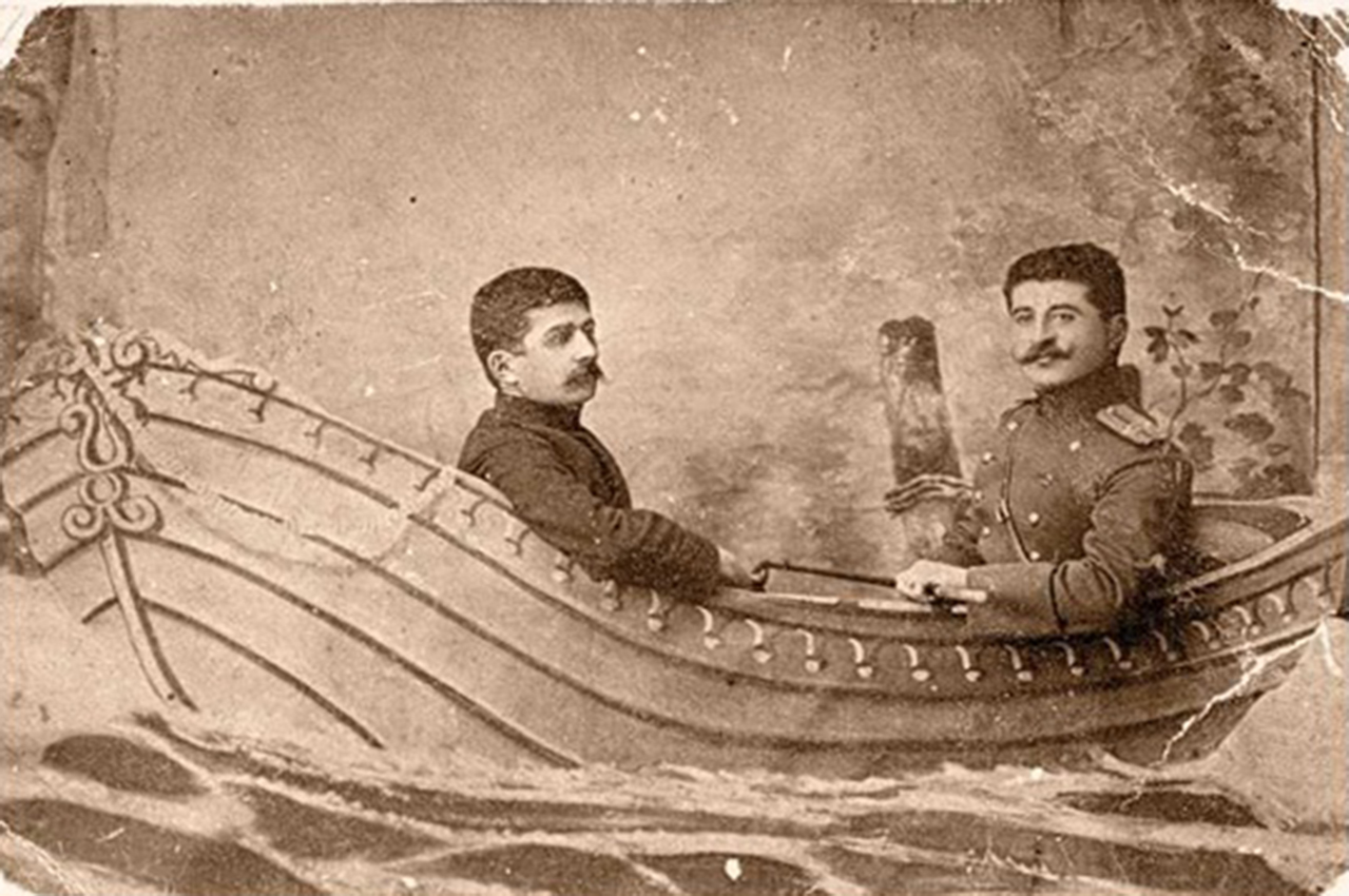 Данилбек (слева) и Назарбек Шериповы. Грозный, 1905 г.