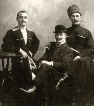 Слева направо - братья Ахмат-Хан и Абдул-Гамид Эльдаровы, третий неизвестный (фото из семейного архива А. У. Ганжуева)