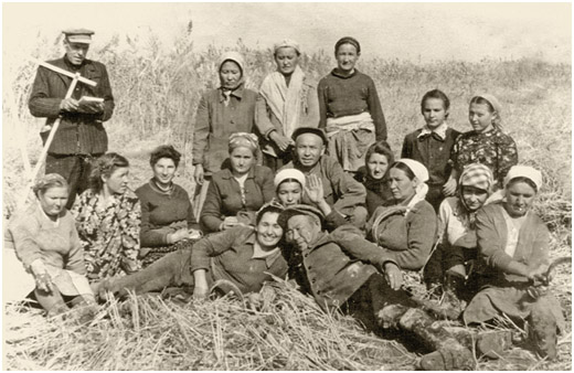 На сенокосе. Алиева Кайпа (2-й ряд, первая справа ). Казахская ССР. 1951 г.